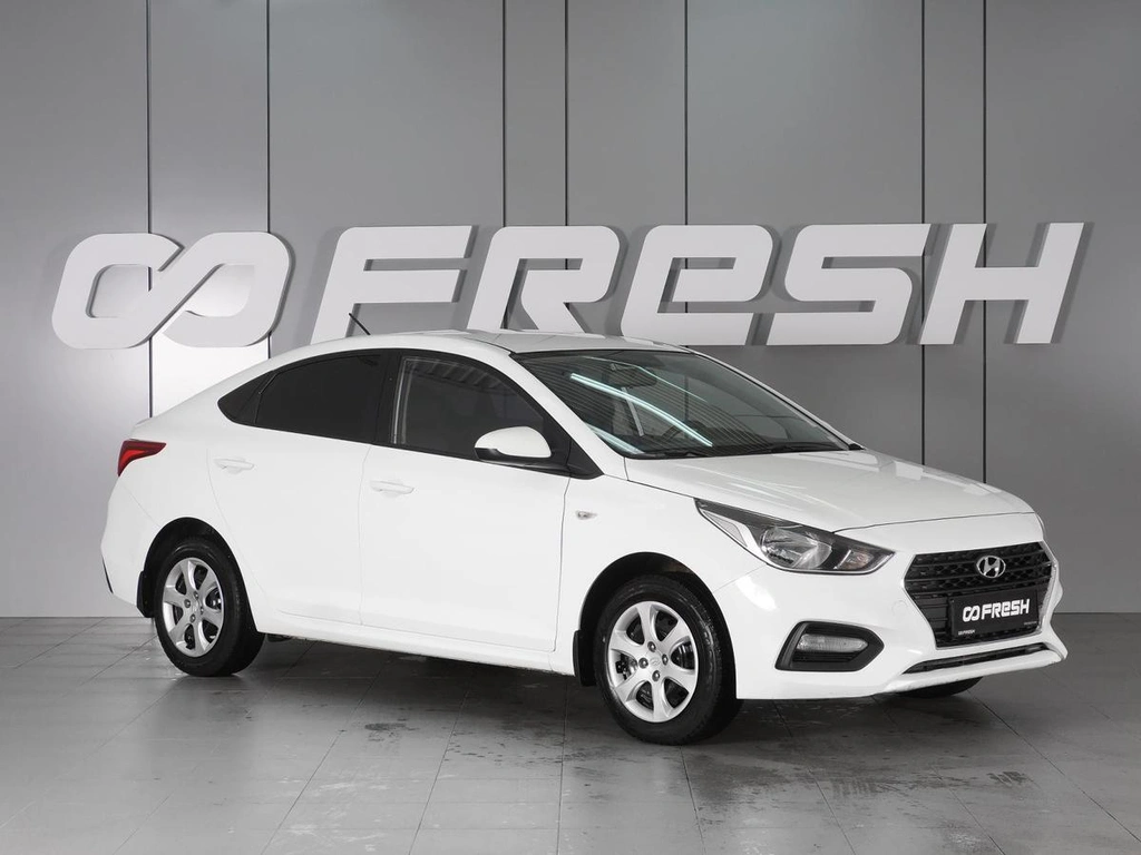 Седан Hyundai Solaris 2018 года, 1372000 рублей, Красный Пахарь