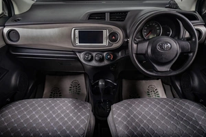 Хетчбэк Toyota Vitz 2013 года, 739000 рублей, Томск