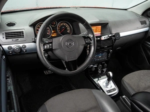 Хетчбэк Opel Astra GTC 2010 года, 645000 рублей, Краснодар