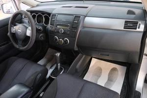 Хетчбэк Nissan Tiida 2011 года, 929000 рублей, Омск