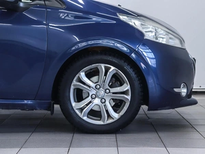 Хетчбэк Peugeot 208 2013 года, 710000 рублей, Красноярск