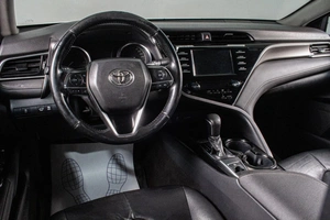 Седан Toyota Camry 2019 года, 1539000 рублей, Сургут