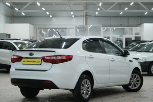 Седан Kia Rio 2013 года, 749000 рублей, Омск