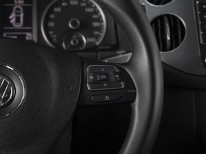 Внедорожник Volkswagen Tiguan 2013 года, 880000 рублей, Омск