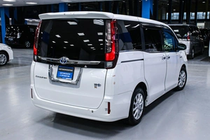 Минивэн Toyota Esquire 2016 года, 2033000 рублей, Солонцы