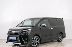 Минивэн Toyota Voxy 2018 года, 1899000 рублей, Красноярск
