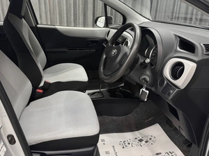 Хетчбэк Toyota Vitz 2013 года, 690000 рублей, Красноярск