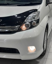 Минивэн Toyota Isis 2014 года, 1297000 рублей, Красноярск