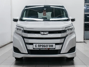 Минивэн Toyota Noah 2018 года, 2490000 рублей, Красноярск