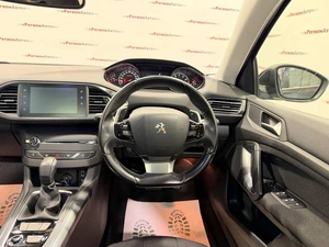 Универсал Peugeot 308 2015 года, 995000 рублей, Красноярск