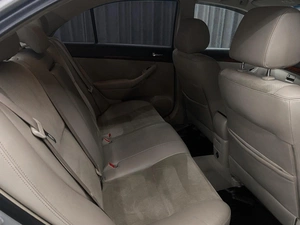 Седан Toyota Avensis 2005 года, 799000 рублей, Красноярск