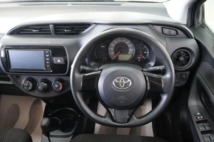 Хетчбэк Toyota Vitz 2019 года, 999000 рублей, Омск