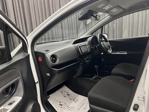 Хетчбэк Toyota Vitz 2016 года, 809000 рублей, Красноярск