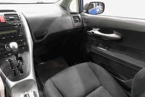 Хетчбэк Toyota Auris 2012 года, 1099000 рублей, Новокузнецк