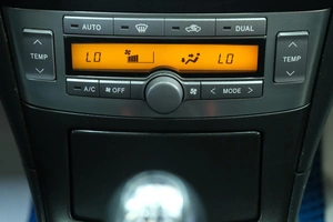Седан Toyota Avensis 2007 года, 849000 рублей, Омск
