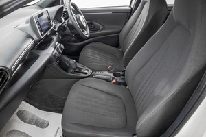 Хетчбэк Toyota Yaris 2020 года, 1289000 рублей, Барнаул