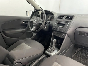 Седан Volkswagen Polo 2015 года, 947000 рублей, Красноярск