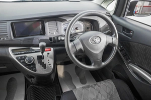 Минивэн Toyota Isis 2012 года, 1399000 рублей, Барнаул