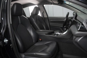 Седан Toyota Camry 2022 года, 2850000 рублей, Омск