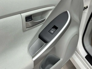 Лифтбек Toyota Prius 2015 года, 1290000 рублей, Барнаул