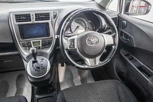 Хетчбэк Toyota Ractis 2011 года, 839000 рублей, Барнаул