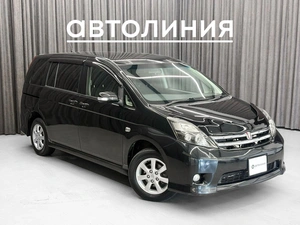 Минивэн Toyota Isis 2011 года, 1220000 рублей, Красноярск