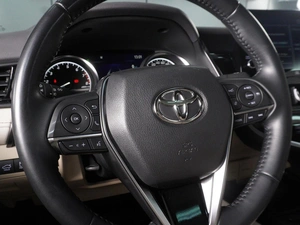 Седан Toyota Camry 2022 года, 4070000 рублей, Красный Пахарь