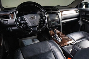 Седан Toyota Camry 2017 года, 2439000 рублей, Сургут