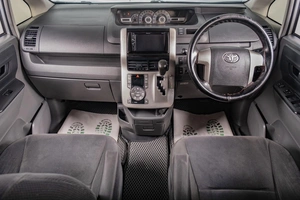 Минивэн Toyota Voxy 2008 года, 1329000 рублей, Томск