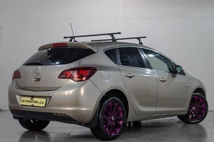 Хетчбэк Opel Astra 2011 года, 699000 рублей, Челябинск