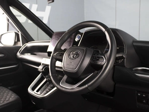 Минивэн Toyota Voxy 2022 года, 4200000 рублей, Омск