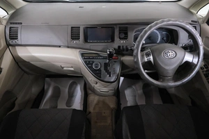 Минивэн Toyota Isis 2010 года, 1039000 рублей, Омск