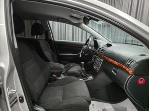 Седан Toyota Avensis 2004 года, 610000 рублей, Красноярск