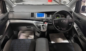 Минивэн Toyota Isis 2014 года, 1297000 рублей, Красноярск