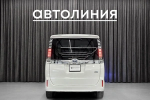 Минивэн Toyota Voxy 2014 года, 1590000 рублей, Красноярск