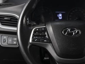 Седан Hyundai Solaris 2017 года, 1220000 рублей, Омск