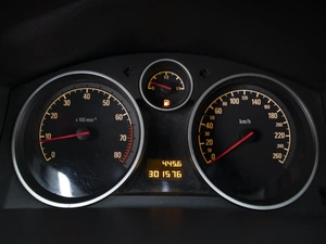 Седан Opel Astra 2011 года, 460000 рублей, Омск