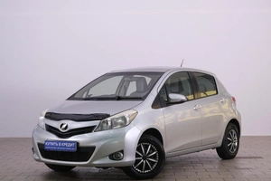 Хетчбэк Toyota Vitz 2011 года, 749000 рублей, Омск