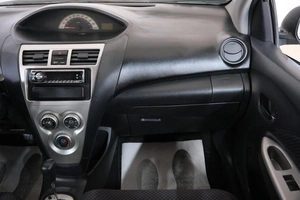 Седан Toyota Yaris 2007 года, 559000 рублей, Омск