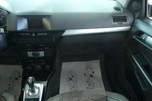 Хетчбэк Opel Astra GTC 2010 года, 519000 рублей, Омск