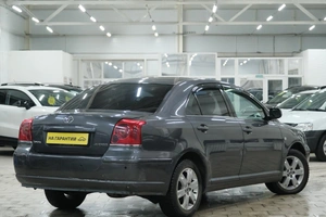 Седан Toyota Avensis 2005 года, 869000 рублей, Омск