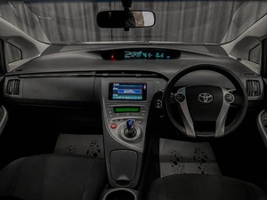 Лифтбек Toyota Prius 2013 года, 950000 рублей, Красноярск