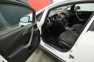 Седан Opel Astra 2013 года, 925000 рублей, Курск