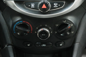 Седан Hyundai Solaris 2011 года, 759000 рублей, Омск