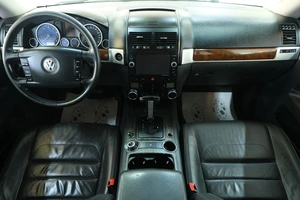 Внедорожник Volkswagen Touareg 2008 года, 1089000 рублей, Омск