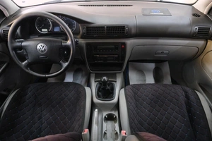 Седан Volkswagen Passat 2002 года, 429000 рублей, Омск