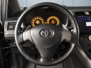 Хетчбэк Toyota Auris 2007 года, 660000 рублей, Омск