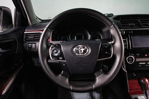 Седан Toyota Camry 2013 года, 1699000 рублей, Сургут