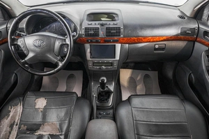 Седан Toyota Avensis 2005 года, 709000 рублей, Барнаул