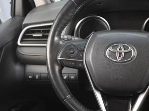 Седан Toyota Camry 2019 года, 3350000 рублей, Омск